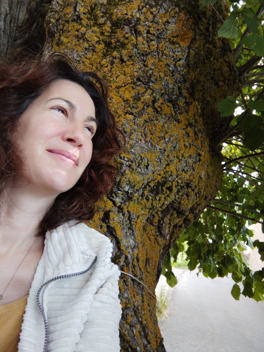 Gaëlle Robert au pied d’un arbre